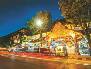 清迈街头偶遇美国姑娘，她对清迈美食与厨艺课情有独钟