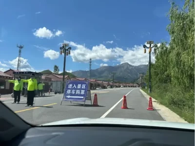 过去电影常见‘买路财’，如今甘肃县道竟现300元设卡收费