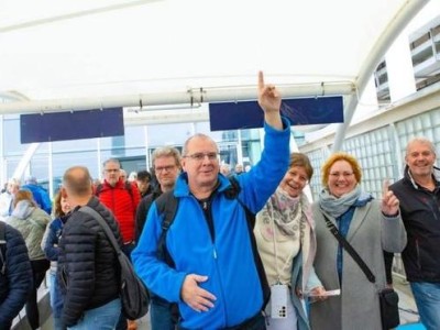 站在宝山长滩观光塔顶层俯瞰吴淞口邮轮港，市政协为上海入境游建言献策