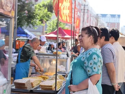 东北避暑游出圈！黑河早市中俄特色美食成热门打卡地
