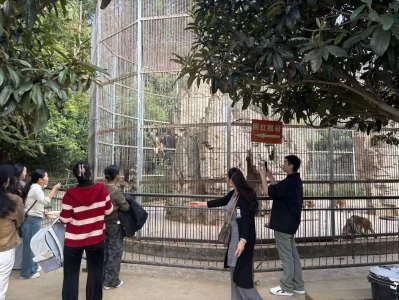 贵州凯里深山动物园火了！门票20元，仅老人一人看守