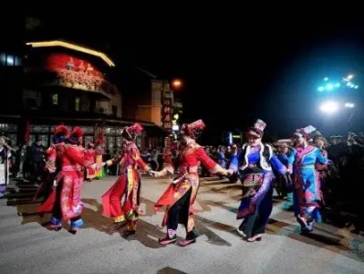 2025汶川羌年庆典启幕：一览吾遗夜游，非遗盛宴点亮映秀古镇