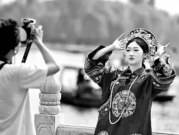 无旅拍不旅行！2023年旅拍企业暴增272%，景区三步一公主成新常态