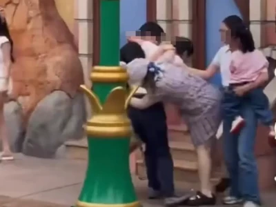 上海迪士尼度假区内情侣与带娃夫妇冲突，部门介入调查