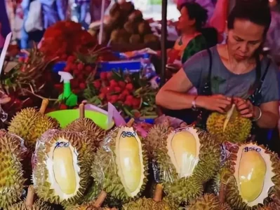 泰国水果摊中文标语惹怒中国游客：捏了就得买寒了心，如今烂一地