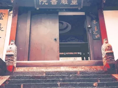 盛夏灵岩山静如空山，书院底蕴深厚，古树诉说岁月故事