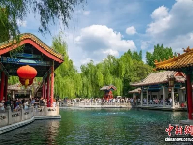 趵突泉水位持续高位 月牙飞瀑奇观引众多游客赏泉