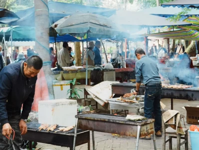 西双版纳雨林赶摆：体验独特风土人情，品尝特色美食