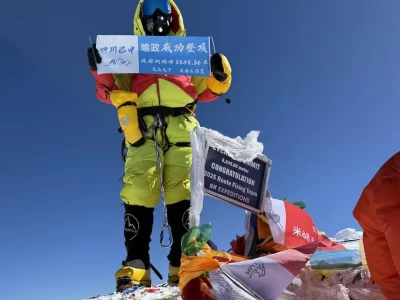 四川巴中小伙喻政登顶珠峰洛子峰，讲述登山背后故事与未来计划