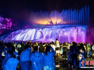夜幕降临暑热退，多地兴起Night Walk夜游模式，黄果树瀑布上演再回西游