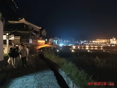 10月28日晚中方县荆坪古村夜色迷人，游客市民尽享夜游体验