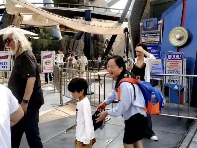 74 岁张纪中三段婚姻复杂，背娃耐心背后生活频频翻车