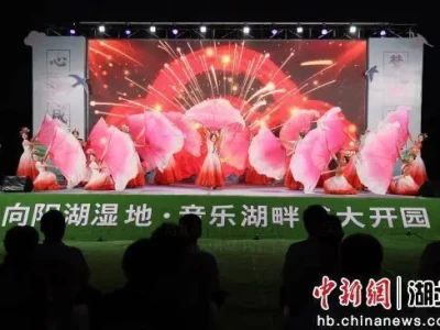 湖北咸宁市向阳湖湿地·音乐湖畔开园 千余游客共赏美景