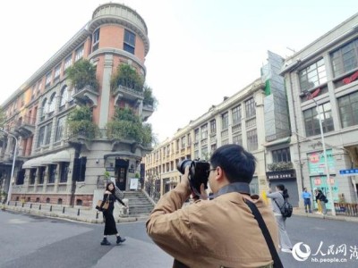 市民游客打卡巴公房子，感受汉口历史文化风貌区魅力
