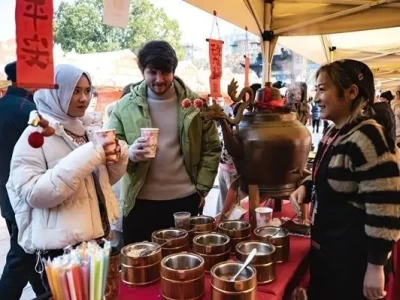 春节假期临近 跨境出行热度高 中外青年抢跑出入境游