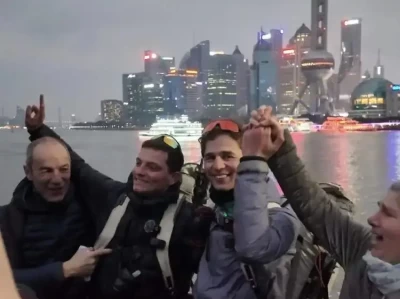 法国两青年徒步500多天从安纳西到上海，终点抵达外滩