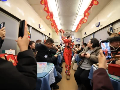 哈尔滨至漠河北极的‘东北民俗’列车迎外籍游客体验冰雪魅力