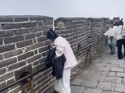 10月24日八达岭长城现游客刻字，景区回应已构成违法