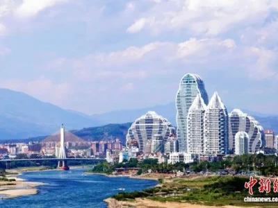 中老铁路开通三年成效显著：西双版纳从开放末梢跃升国际枢纽，文旅产业蓬勃发展