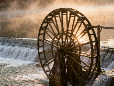 凤凰古城旅游攻略：沱江慢时光与吊脚楼烟火气，带你远离都市喧嚣