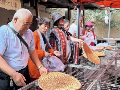 国庆中秋假期：新疆库车热斯坦老茶咖啡馆迎各地游客