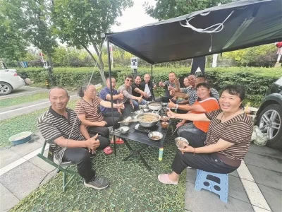 夏季云南游客抚远房车营地吃全鱼宴，忆华夏东极之旅