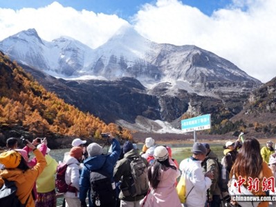 稻城亚丁央迈勇峰：世界最美山峰，18.9万游客见证的川西秘境
