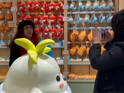 武汉文创火到国外？方言玩偶热卖，外国游客买爆黄鹤楼雪糕