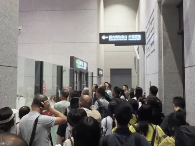 敦煌机场隔离门误关致旅客滞留，工作人员履职不到位