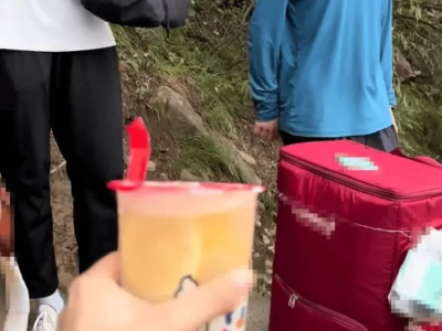 河南嵩山现小伙背包售卖蜜雪冰城饮料，景区回应来了？
