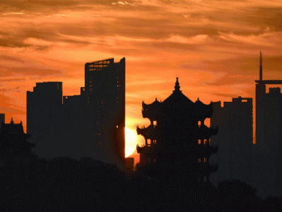 济南郎茂山公园日出美如画：山峦与朝阳共舞，红叶轻颤迎晨曦