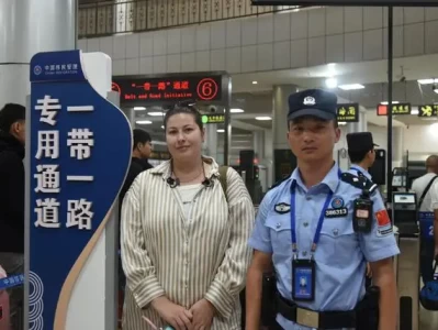 9月19日俄罗斯旅客成磨憨口岸首位免签入境者，兴奋不已