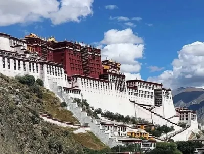 布达拉宫｜世界屋脊上的明珠，西藏必打卡的宫堡式建筑