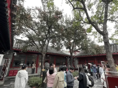 老舍纪念馆柿子树火出圈！赏秋顶流需预约，门票免费别花冤枉钱