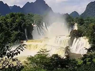 广西德天大瀑布惊现金黄奇景！罕见景观成游客热议焦点？
