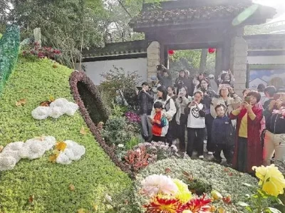 杭州植物园菊展人潮涌动，厕所排长队？潮汐厕所与指引牌来帮忙