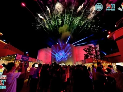 7月11日夜幕灯光秀闪耀水韵花红，传统与现代完美融合