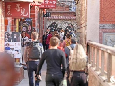 欧洲旅游达人体验福建泉州蟳埔渔村‘头上开花’非遗习俗