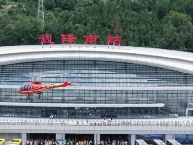 6月27日G8697次列车抵武隆南站，游客开启快乐之旅