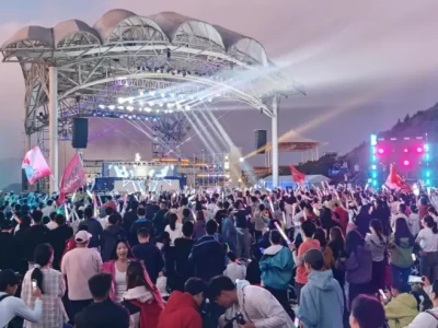 盛夏武功山帐篷季火热！游客云集，户外装备销售迎高峰
