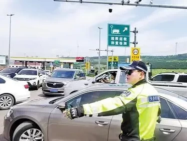 守护游客诗与远方！张北县交管大队天路铁骑中队暖心服务