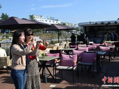 黄山新安江游记：徽派建筑倒映成画，新能源游轮引领文旅新体验