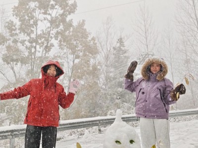 云阳迎今冬首场雪！游客冒寒赏雪，高山披银装如画