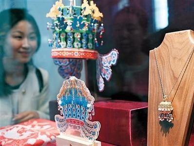 文创旅游新趋势：从冰箱贴到凤冠项链，打造你的旅行记忆地图