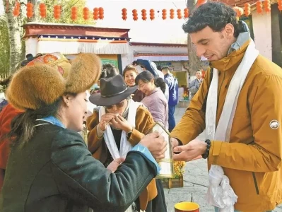 冬日西藏旅游正当时：游客乐享高原湖光山色，民俗体验丰富多彩