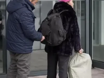 儿子旅游归来不让回家，回家后门锁换东西不见，这是咋回事？