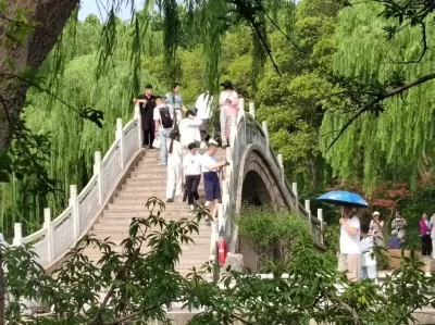 探秘浙江玉环上栈头村景区内的悬崖书吧，领略独特风光