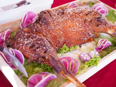 6月26日晚祁连县八宝美食街热闹非凡，特色美食等你来尝