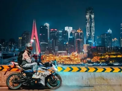重庆南滨路机车写真爆火，年轻人为何追捧？值不值？