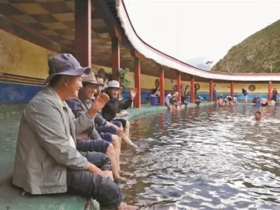 9月雪巴村温泉火爆，民宿老板又喜又忧，探访泡汤天堂魅力